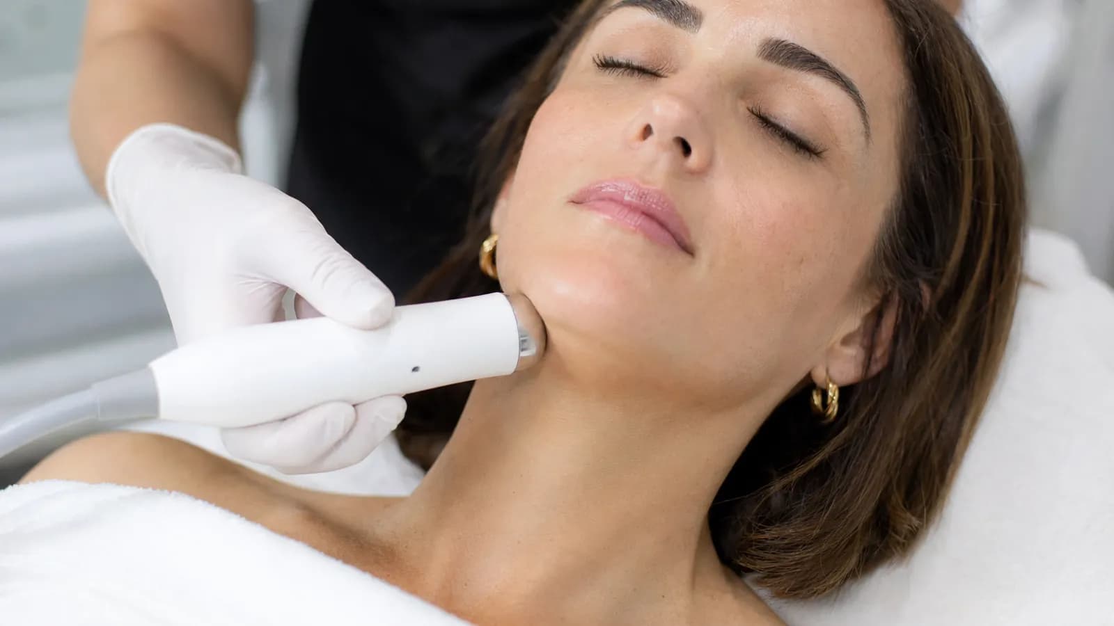 Radiofrequency skin tightening treatment with a handheld applicator